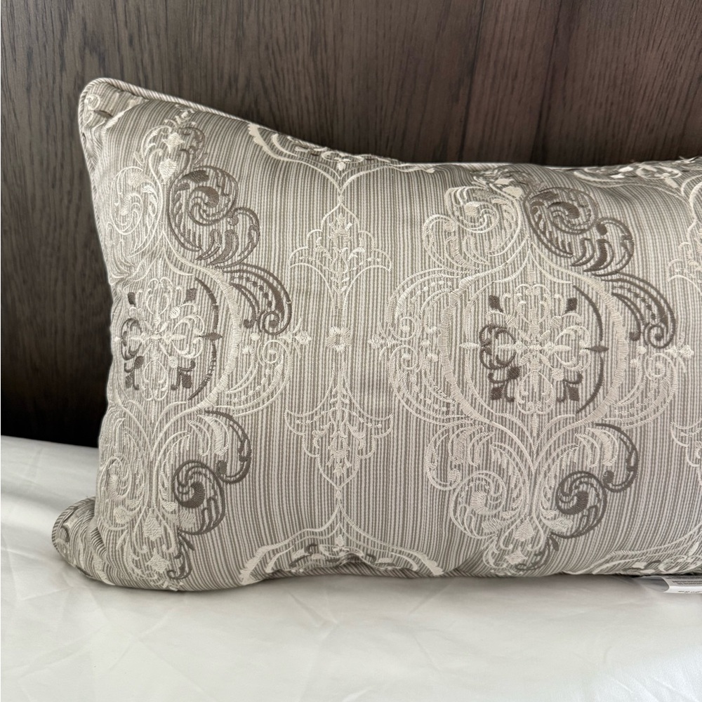NWOT - USED TO STAGE HOME SALE: set of two J. Queen rectangular throw pillows - Picture 4 of 7